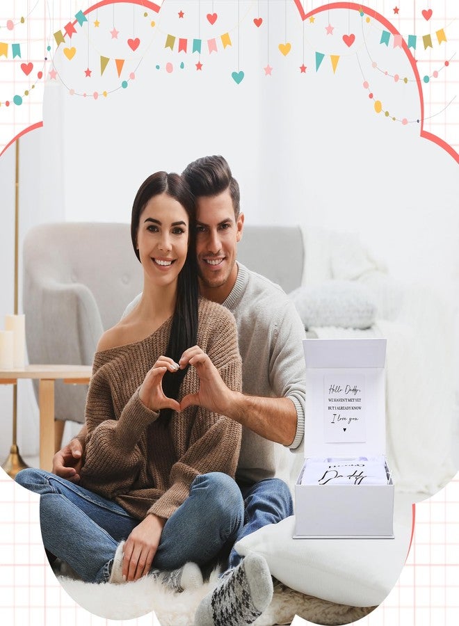 مجموعة شايوين المكونة من 4 قطع لإعلان الحمل للزوج، تتضمن بدلة أطفال "مرحباً أبي"، وبطاقة إعلان الحمل "مرحباً أبي"، وصندوق هدايا لإعلان الحمل، ومجموعة هدايا مفاجئة لإعلان الحمل للزوج والشريك. - Image 5